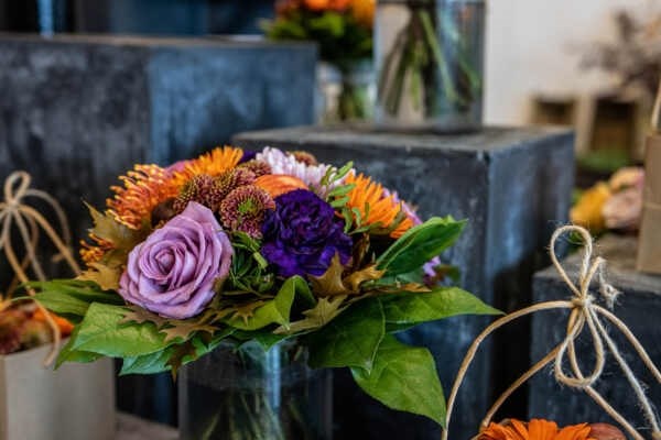 Lynghuset er din lokale blomsterbutik i Gørlev. Ring til butikken og bestil blomster, så sørger vi for udbringning.